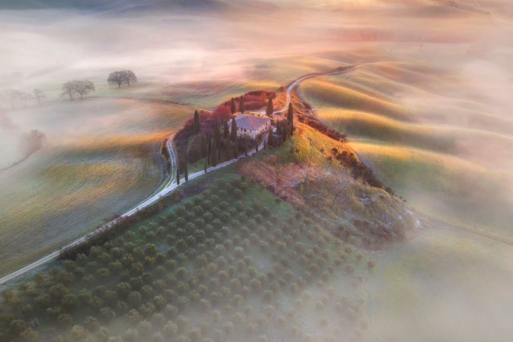 OVERALL WINNER – THE
TRAVEL PHOTOGRAPHER
OF THE YEAR 2023
AndreJa Ravnak, Slovenia
Near Pienza, Tuscany, Italy
Early in the spring, the first rains
allow wheat to grow in the
rolling fields. Due to the cold
nights, the landscape is often
shrouded in beautiful mists on
clear mornings during this
period. This agricultural
landscape is sparsely
populated, with land being used
to its fullest potential. Farms are
located on the top of individual
hills.
TECHNICAL DATA
DJI Mavic FC220, 26.3 mm
lens, f22, 1/50s, ISO 142